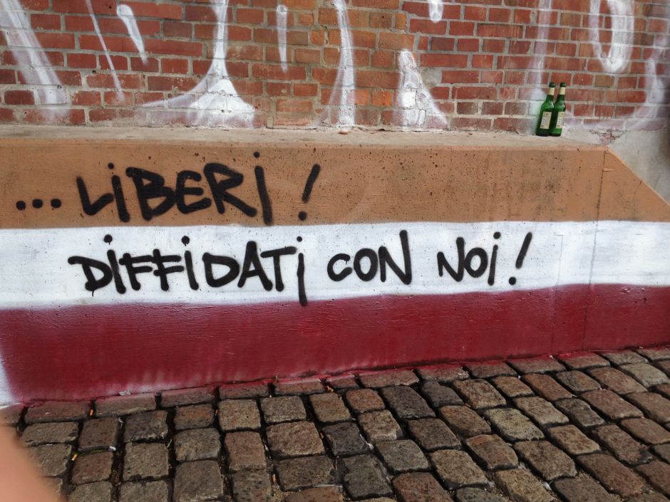 Diffidati con noi Grafitto